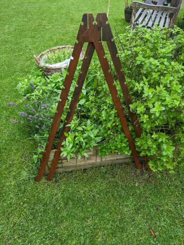 1. Juletræer sat sammen 1 juletræ står uden lys i haven.