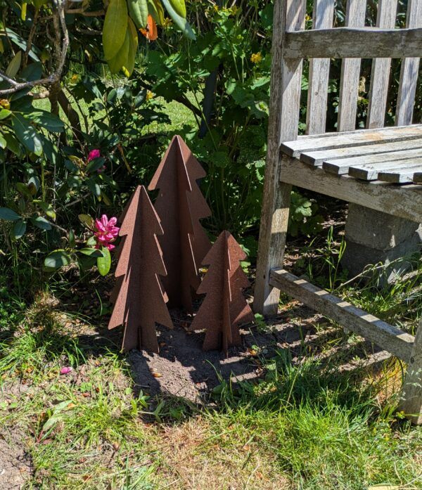 3 havetræer ved en bænk 3 havetræer. 3 forskellige størrelser ved en havebænk