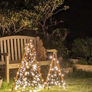 1 stort juletræ i cortenstål med lys, i haven