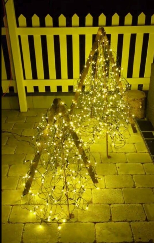 6. 2 juletræer på fliser 2 juletræer med lys, som står på fliser og lyser