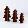Juletræer 3005 - alle tre Smukke træer/juletræer i cortenstål til haven – sæt á 3 stk. Hvert sæt indeholder træer i tre forskellige størrelser (30 cm, 37 cm og 44 cm høje)