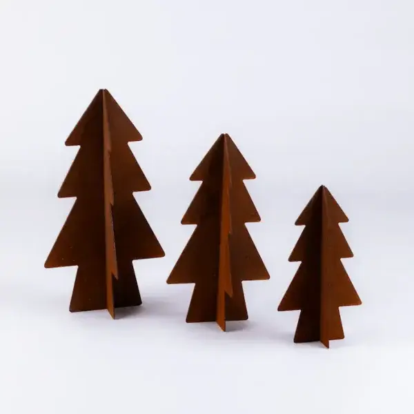 Juletræer 3005 - alle tre Smukke træer/juletræer i cortenstål til haven – sæt á 3 stk. Hvert sæt indeholder træer i tre forskellige størrelser (30 cm, 37 cm og 44 cm høje)