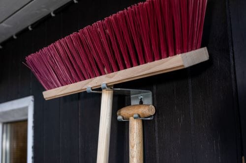 En krog beregnet til en kost og en skovl