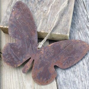 97 sommerfugl med bløde kanter 1 Sommerfugl i rust som ligger på træ