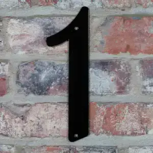 Husnummer nr 1 på husmur.