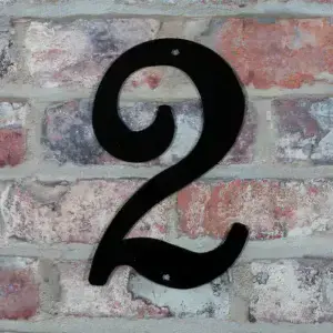 Husnummer nr 2 på husmur.