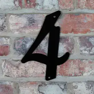 Husnummer nr 4 på husmur.