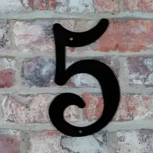 Husnummer nr 5 på husmur.