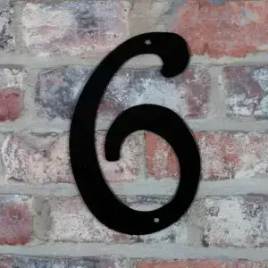 Husnummer nr 6 på husmur.