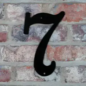 Husnummer nr 7 på husmur.