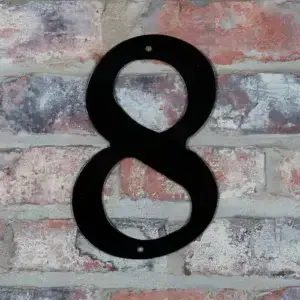 Husnummer nr 8 på husmur.