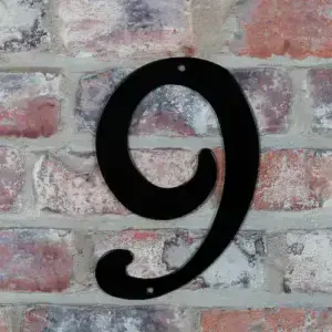 Husnummer nr 9 på husmur.