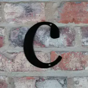 Husnummer - 500C - Viting-_G0A3112 (1) Husnummer bogstav C sort på rød husmur.