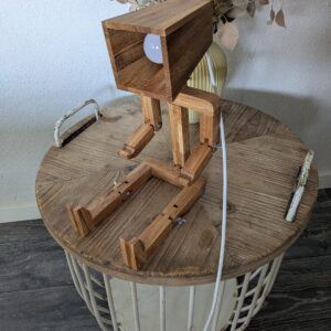 Sjov og dekorativ lampe i træ - formet som mand. Lampen er bevægelig og bæredygtig Bring sjov og charme ind i hjemmet med denne lampe i træ formet som en mand