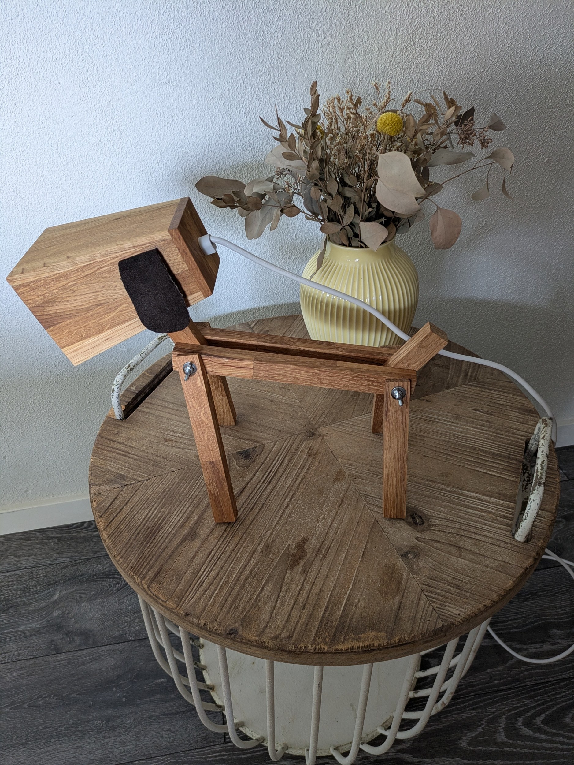 Lampe i træ formet som hund – bæredygtig og justerbar