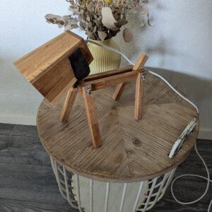 Lampe i træ formet som hund – bæredygtig og justerbar