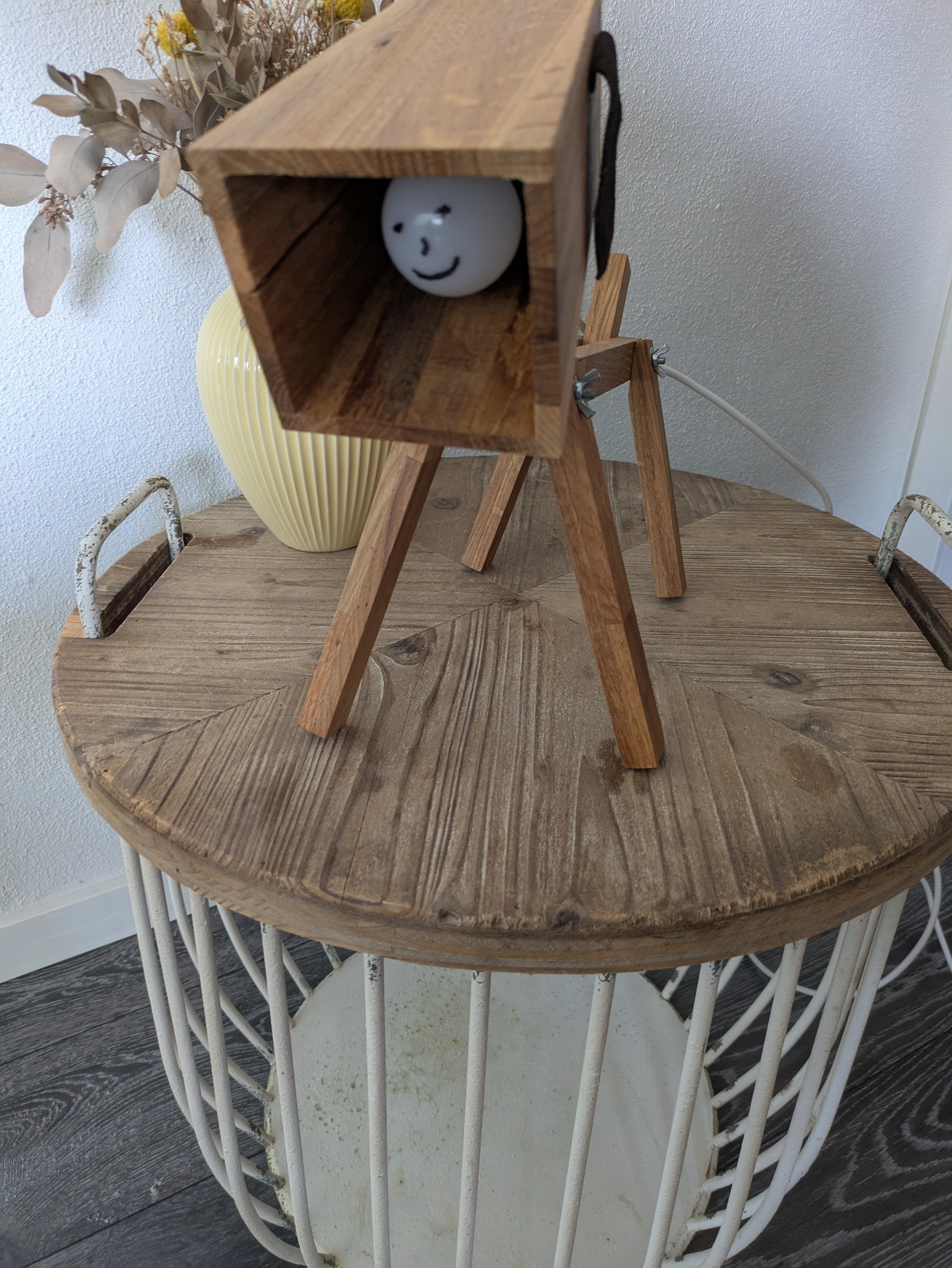 Lampe i træ formet som hund – bæredygtig og justerbar