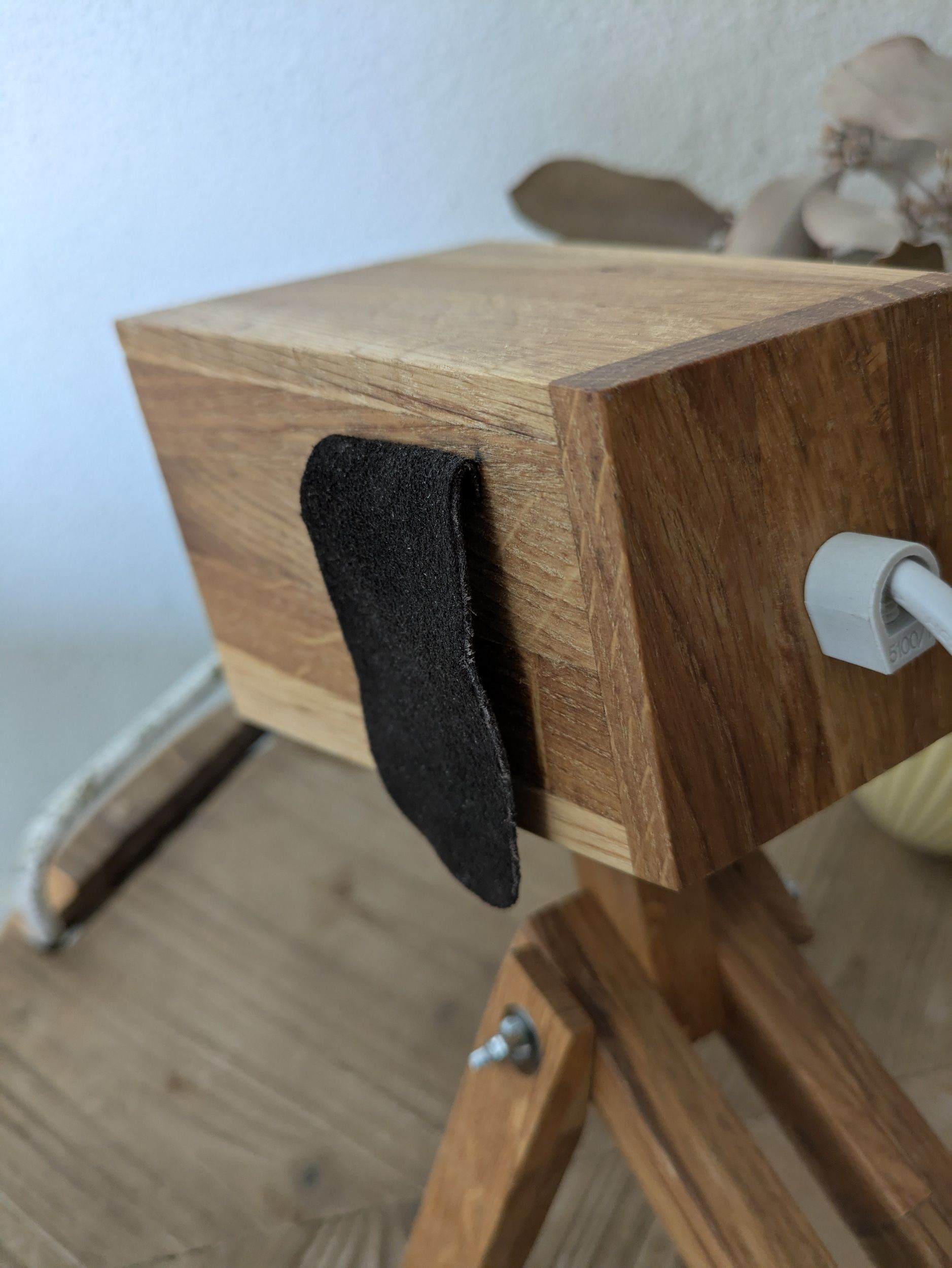 Lampe i træ formet som hund. Dekorativ lampe i træ formet som en hund. Justerbare ben så den kan sidde eller stå. Fremstillet af genbrugstræ – et bæredygtigt valg.