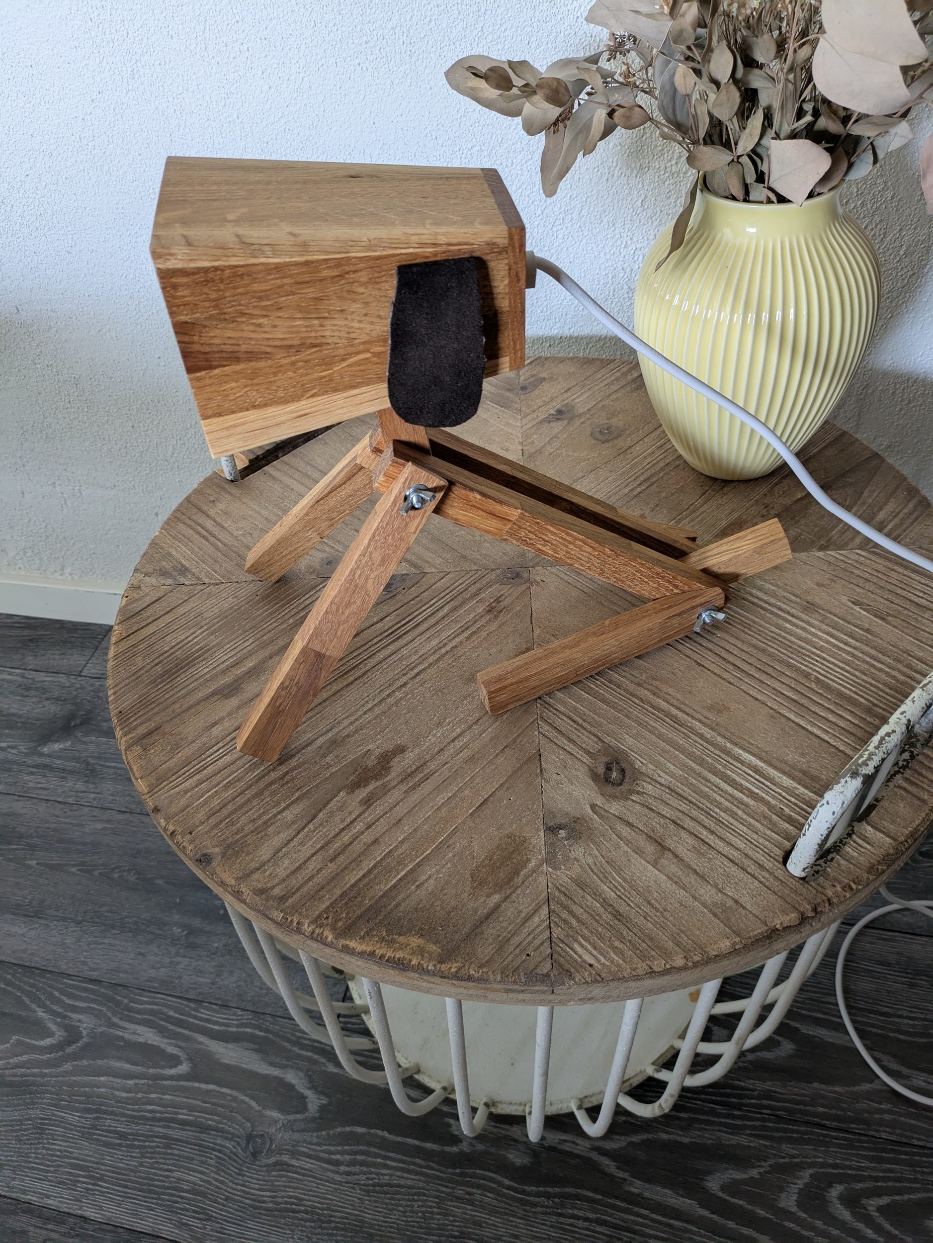 Dekorativ lampe i træ formet som en hund. Justerbare ben så den kan sidde eller stå. Fremstillet af genbrugstræ – et bæredygtigt valg.