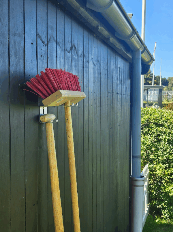 Redskabsophæng-med-kost-skovl