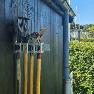 Haveredskabsophænget der holder 4 redskaber med hovedet opad. Ophænget har individuelle holdere til hvert redskab.