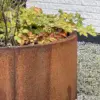 Rundbed Planter plantet i et rundbed i cortenstål