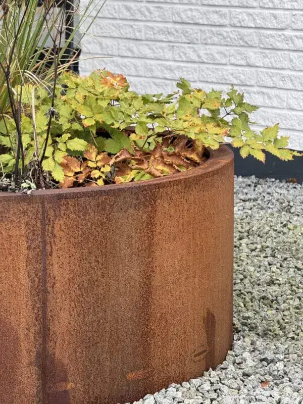 Rundbed Planter plantet i et rundbed i cortenstål