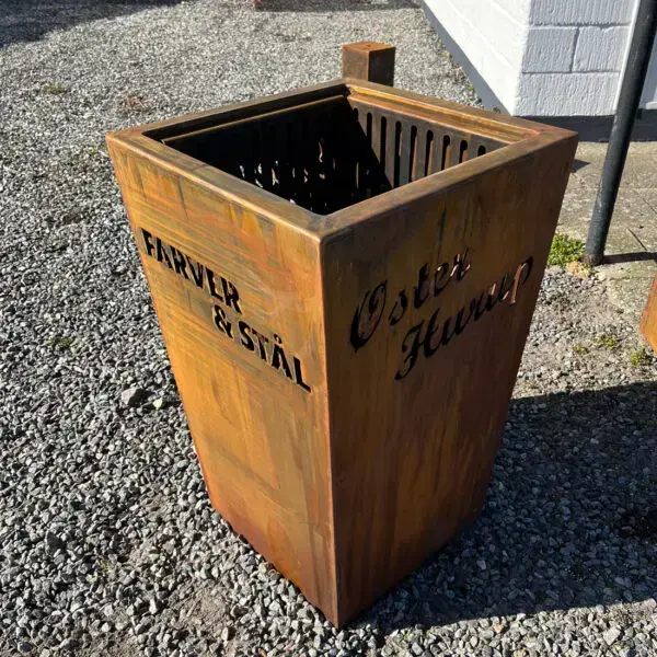 unikt Baalfad-i-cortenstaal-paa-grus-TK-staal