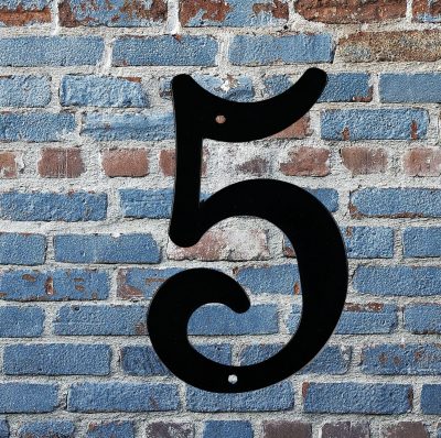 husnummer nr 5 på blå mur